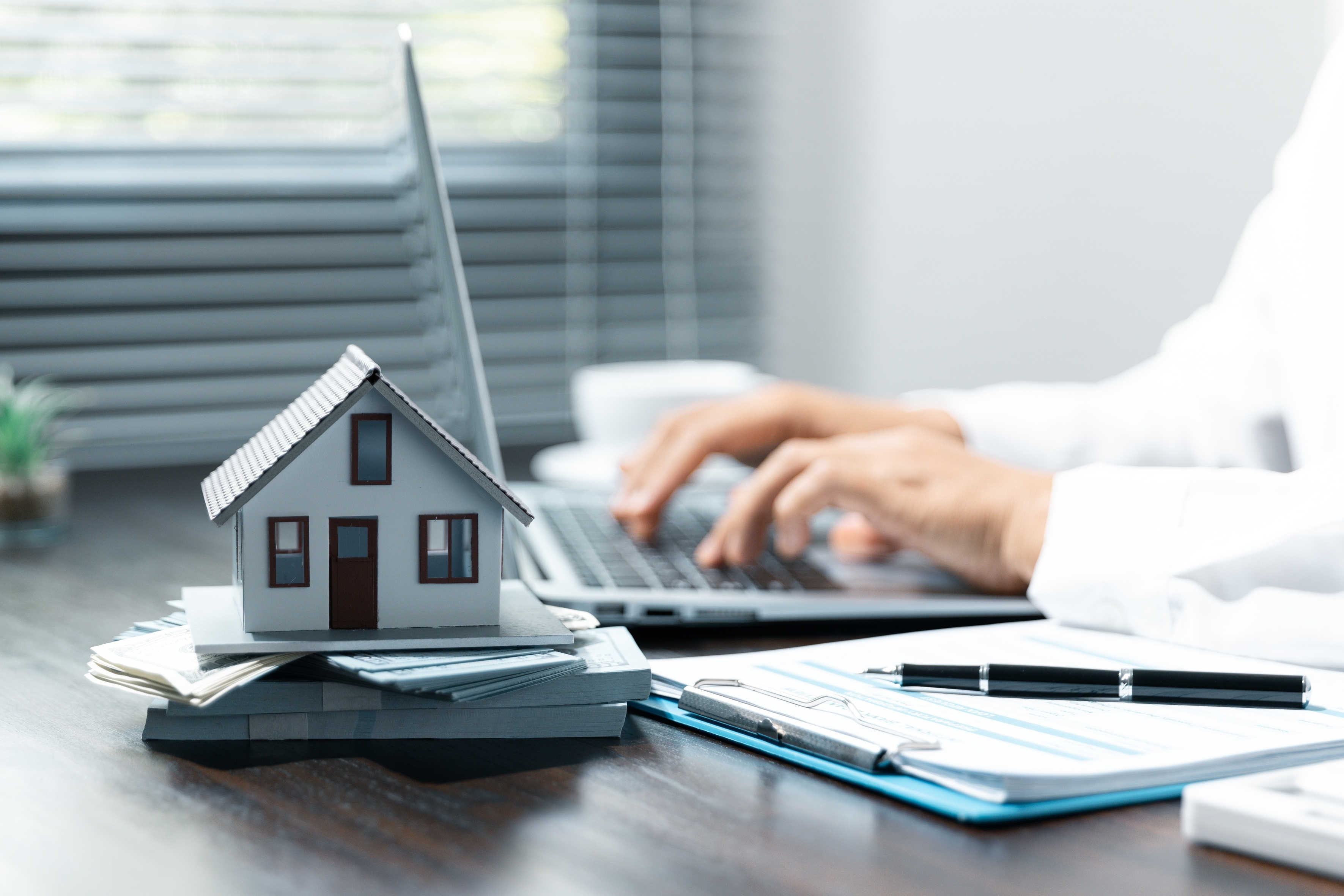 Schreibtisch mit Modellhaus